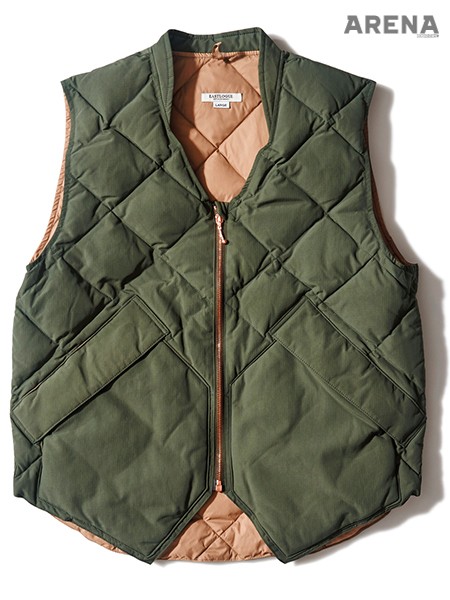 이색적인 마름모꼴로 누빈 카키색 패딩 베스트 39만8천원 이스트로그 제품. 