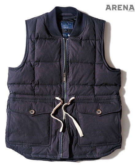 허리를 조일 수 있는 스트랩이 달린 감색 패딩 베스트 29만8천원 비슬로우 제품. 