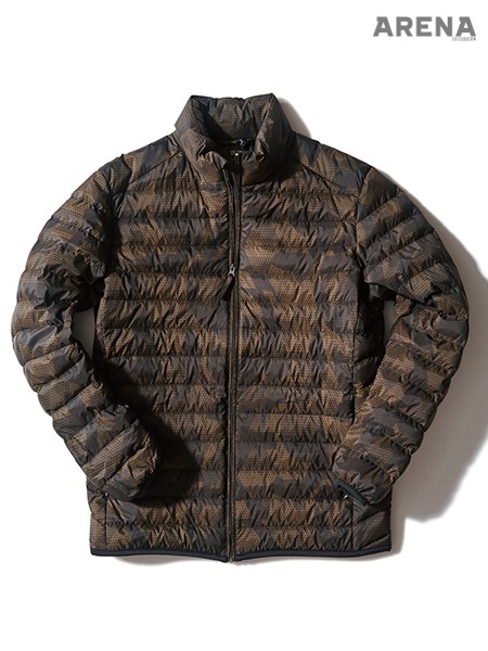 변형된 카무플라주 문양이 은은한 초경량 패딩 재킷 9만9천9백원 유니클로 제품.