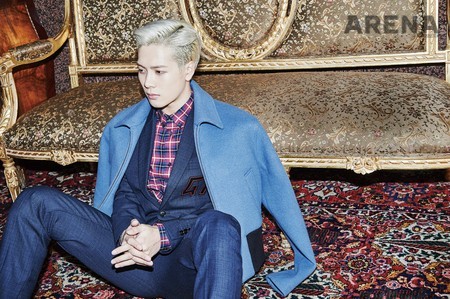 감색 체크 수트·빨간색과 감색 체크 셔츠는 모두 디올, 파란색 점퍼는 MNGU 제품. 