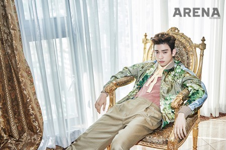 꽃무늬 재킷·분홍색 톱·노란색 셔츠는 모두 구찌,
베이지색 와이드 팬츠는 노앙 제품.