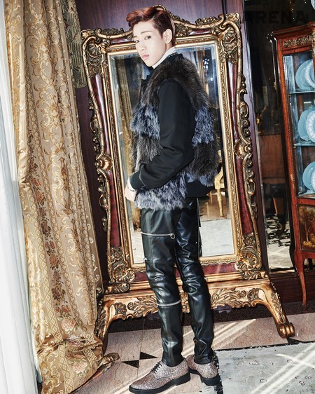 컬러 블록 퍼 재킷은 랑방, 물방울무늬 셔츠는 Z 제냐, 멀티 글리터 슈즈는 주세페 자노티, 흰색 터틀넥 니트·지퍼 장식 가죽 팬츠는 모두 스타일리스트 소장품