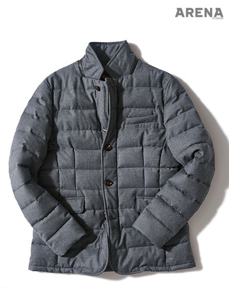 허리 라인을 강조해 부해 보이지 않는 회색 패딩 재킷 1백74만원 무레르 제품.