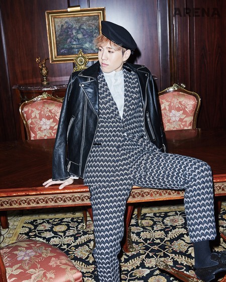 기하학 패턴의 수트는 이세이 미야케 맨, 흰색 턱시도 셔츠는 소윙바운더리스, 검은색 가죽 재킷은 앤더슨벨, 검은색 태슬 로퍼는 지미추, 검은색 베레는 스타일리스트 소장품. 