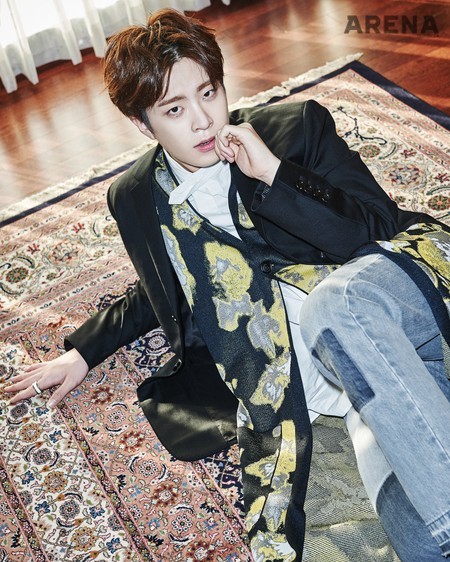 검은색 재킷·롱 베스트는 모두 디올, 흰색 셔츠는 이세이 미야케 맨, 회색 데님 팬츠는 SJYP 제품. 