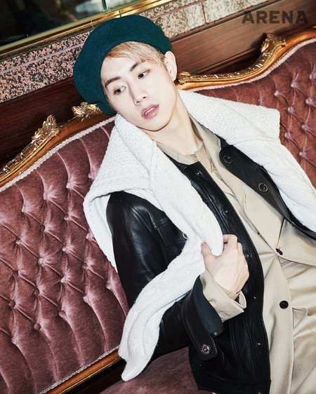 어깨에 두른 흰색 니트는 노앙, 검은색 가죽 재킷은 에이치에스에이치, 베이지색 수트·차이니스칼라 셔츠는 모두 MNGU, 녹색 베레는 스타일리스트 소장품. 