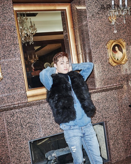 퍼 베스트는 김서룡 옴므, 브이넥 지퍼 디테일 데님 셔츠는 언유즈드, 검은색 터틀넥 니트는 앤디앤뎁, 디스트로이드 진은 칩먼데이 제품. 