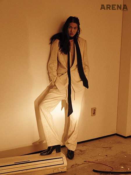 더블브레스트 재킷 82만원·팬츠 36만원 모두 에이치에스에이치, 프렌치 부츠 가격미정 생 로랑, 스카프 에디터 소장품. 