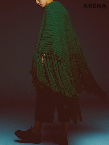 다란 숄 가격미정 버버리 프로섬, 크롭트 팬츠·클리퍼 모두 가격미정 알렉산더 맥퀸 제품. <br>