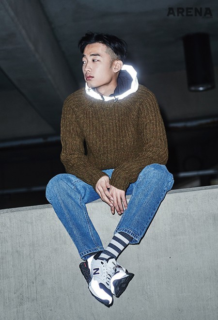 도톰한 갈색 울 니트 22만9천원 LVC, 모자에만 재귀반사 소재를 더해 포인트를 준 후드 재킷 가격미정 미즈노, 워싱으로 거친 질감을 살린 데님 팬츠 
8만6천원 네이브, 가로 줄무늬의 회색 양말 2개 세트 2만3천원 챔피온 재팬 by ETC 서울, 신발의 앞굽과 뒤축에 재귀반사 소재를 더한 러닝화 10만9천원 뉴발란스 제품.