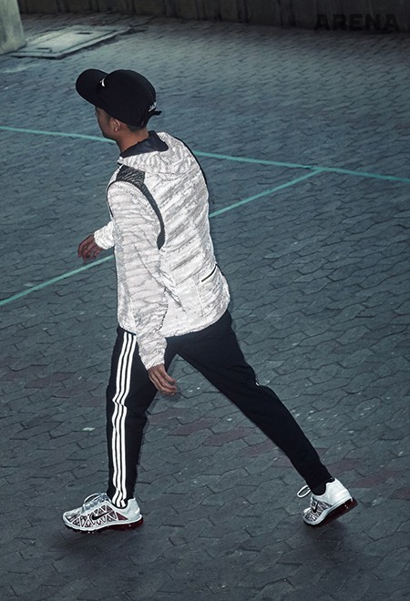 전체를 재귀반사 소재로 제작한 패딩 베스트 30만원대·후드 재킷 53만원대 나이키 러닝, 재귀반사 테이핑 세 줄을 더한 트레이닝팬츠 9만9천원 아디다스 오리지널스, 검은색 모자 4만3천원 미즈노×리타, 유연한 고무 소재를 겉면에 더한 회색 러닝화 19만원대 나이키 스포츠 웨어 제품. 