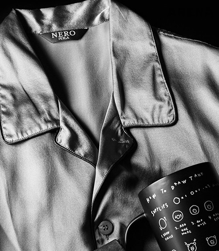 100% 실크 소재의 청회색 파자마 세트 59만7천원 라펠라, 아티스트 김영진의 귀여운 드로잉을 그려 넣은 검은색 머그잔 1만5천원 땡큐 스튜디오 제품.