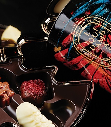 (왼쪽부터) 은색 트리 케이스에 산타, 트리 모양의 초콜릿 3개를 담은 크리스마스 컬렉션 세트 노엘 뤼미느 킵세이크 2만5천원 고디바, 아티스트 줄리앙 콜롱비에의 정글 풍경을 담은 따뜻한 향의 향초 리퀴담바 190g 5만2천원 딥티크 제품.