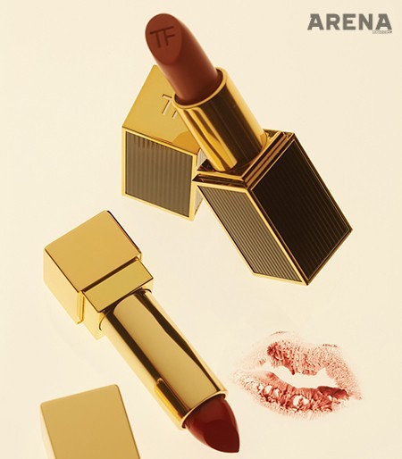 (왼쪽부터) 케이스에 키스 마크를 더한 레드 컬러 립스틱 루쥬 르 꾸뛰르 키스앤러브 에디션 4만2천원 입생로랑, 매트한 질감의 로즈 컬러 립스틱 누와르 컬렉션 퍼스트 타임 6만6천원 톰 포드 뷰티 제품. 