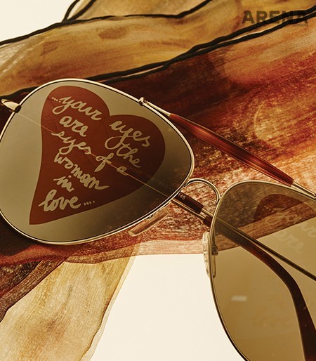 수채화 같은 패턴이 가미된 실크 스카프 30만원·빛을 받으면 로맨틱한 문구와 하트가 드러나는 미러 선글라스 61만원 모두 발렌티노 제품. 