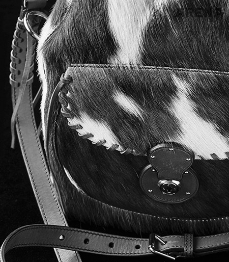 부드러운 털의 결을 그대로 살린 카프 가죽의 버킷 백 3백94만원 랄프 로렌 블랙 라벨 제품. 