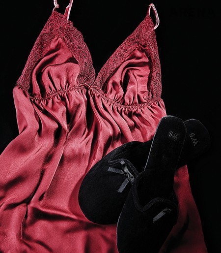 섬세한 레이스를 가미한 새틴 소재의 슈미즈·브랜드 이니셜 자수를 놓은 벨벳 슬리퍼 모두 가격미정 우먼 시크릿 제품. 