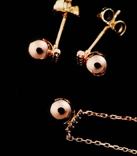 물방물 모양의 14K 로즈 골드와 블랙 스피넬 세팅이 조화로운 목걸이 26만원·목걸이 펜던트와 동일한 모양의 귀고리 24만원 모두 제이에스티나 제품. 
