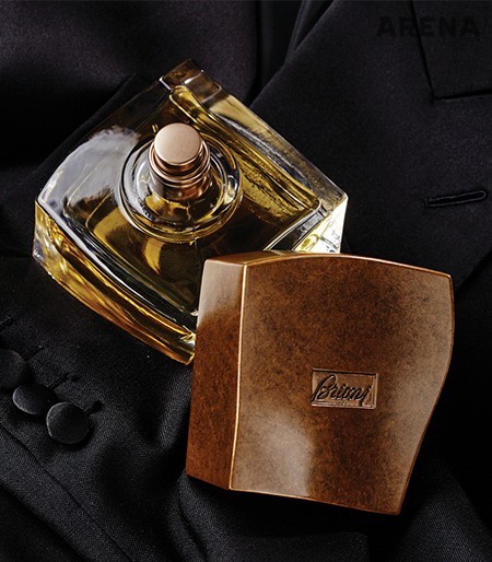 시칠리안 레몬의 싱그러운 시트러스 향을 큐브 형태 보틀에 담은 향수 2.5oz 58만원·검은색 턱시도 재킷 가격미정 모두 브리오니 제품.