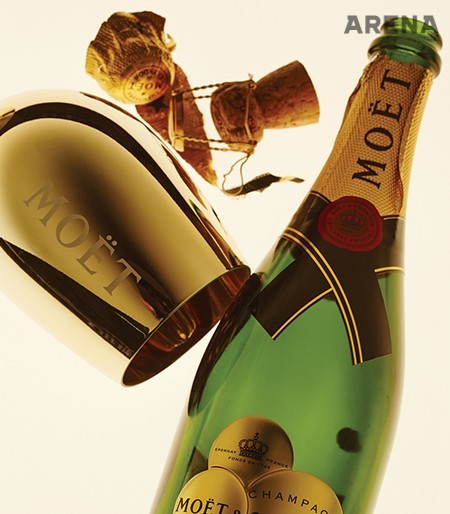 (왼쪽부터) 황금빛 샴페인 잔·샴페인의 부드러운 거품을 형상화한 라벨이 돋보이는 한정판 샴페인 모엣 임페리얼 쏘 버블리 750mL 모두 가격미정 모엣&amp;샹동 제품. 