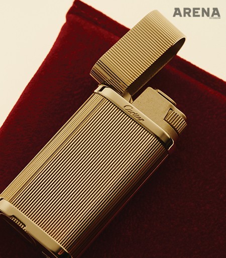 섬세한 고드론 모티브와 매끄러운 팔라듐 마감을 더한 은색 라이터 1백4만원 까르띠에 제품. 