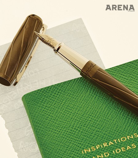 날아가는 탄알처럼 날렵한 기요셰 패턴을 더한 만년필 007 스펙터 에디션 가격미정 S.T.듀퐁, 방수 가공 처리가 된 유연한 가죽 커버의 녹색 수첩 가격미정 스마이슨 제품.  