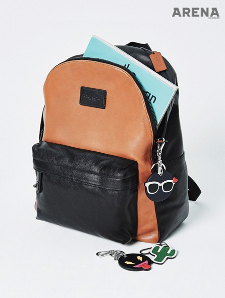 야구 글러브에서 시작한 코치의 헤리티지를 연상시키는 캠퍼스 백팩 인 스포츠 카프 레더는 87만원, 키 링은 가격미정 모두 코치 제품.