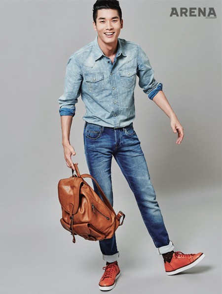 클래식한 디자인의 럭색 인 스포츠 카프 레더는 95만원, 오렌지 컬러의 스니커즈는 39만원 모두 코치 제품.