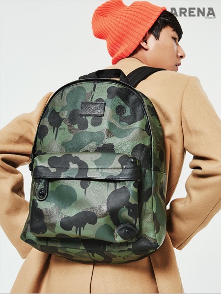 카무플라주 패턴의 캠퍼스 백팩 인 리파인드 페블 레더는 87만원 코치 제품.