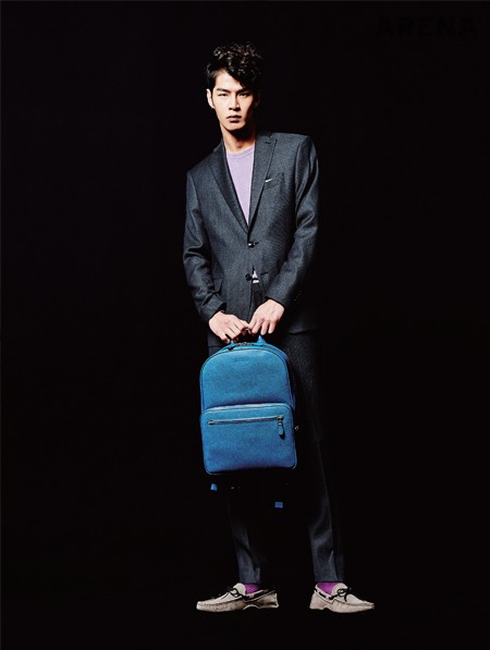 사각의 날렵한 디자인이 포멀한 룩에도 어울리는 허드슨 백팩은 106만원, 스웨이드 로퍼는 가격미정 모두 코치 제품.