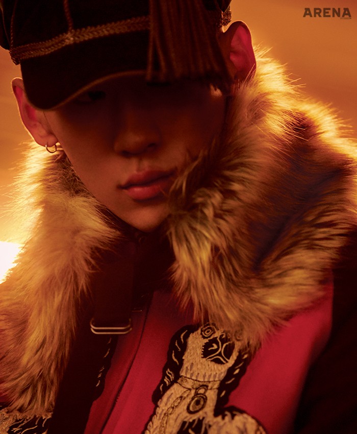 빨간색 스카잔 3백99만원·파란색 체크 셔츠 71만원·태슬 장식 카스케트 가격미정 모두 구찌, 퍼가 달린 넥 워머 가격미정 드리스 반 노튼 제품.
