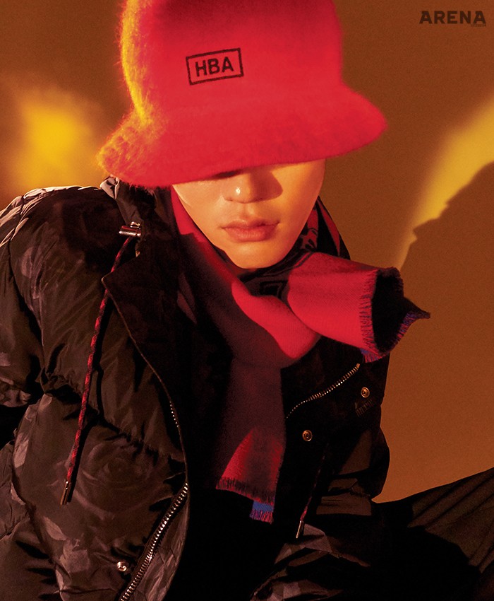 앙고라 소재의 빨간색 버킷 해트 12만원 캉골, 수트 4백85만원·베스트 1백48만원·빨간색 머플러 가격미정 모두 구찌, 큼직한 꽃무늬 패딩 점퍼 가격미정 디올 옴므 제품. 