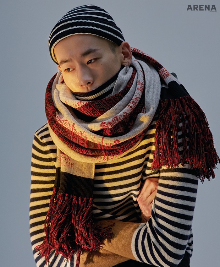 줄무늬 터틀넥 니트 35만원 힐피거 에디션, 노르딕 무늬 머플러 가격미정 디올 옴므, 줄무늬 비니 3만5천원 세인트 제임스, 검은색 팬츠 가격미정 루이 비통  제품.