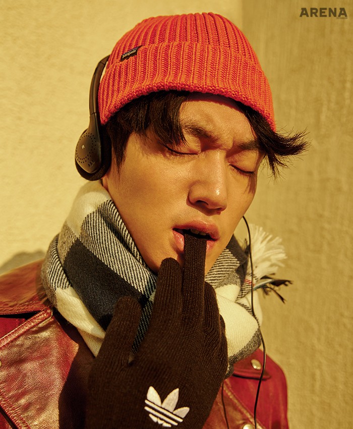 라이더 재킷 형태의 빨간색 가죽 코트 가격미정 디올 옴므, 체크 머플러 9만8천원 타미 힐피거 데님, 주황색 비니 5만5천원 파타고니아, 로고를 새긴 장갑 2만5천원 아디다스 오리지널스 제품. 