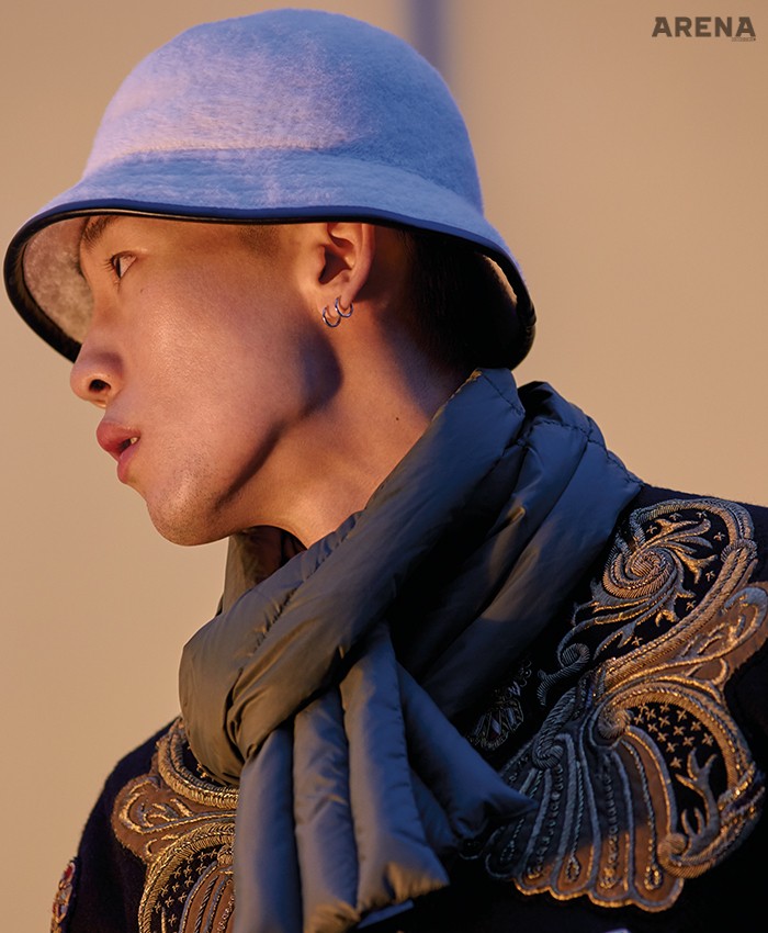 화려한 금장 장식의 검은색 재킷 가격미정 드리스 반 노튼, 흰색 버킷 해트 10만9천원 캉골,  카키색 패딩 머플러 12만5천원 로키 마운틴 페더베드 by 플랫폼 플레이스 제품.