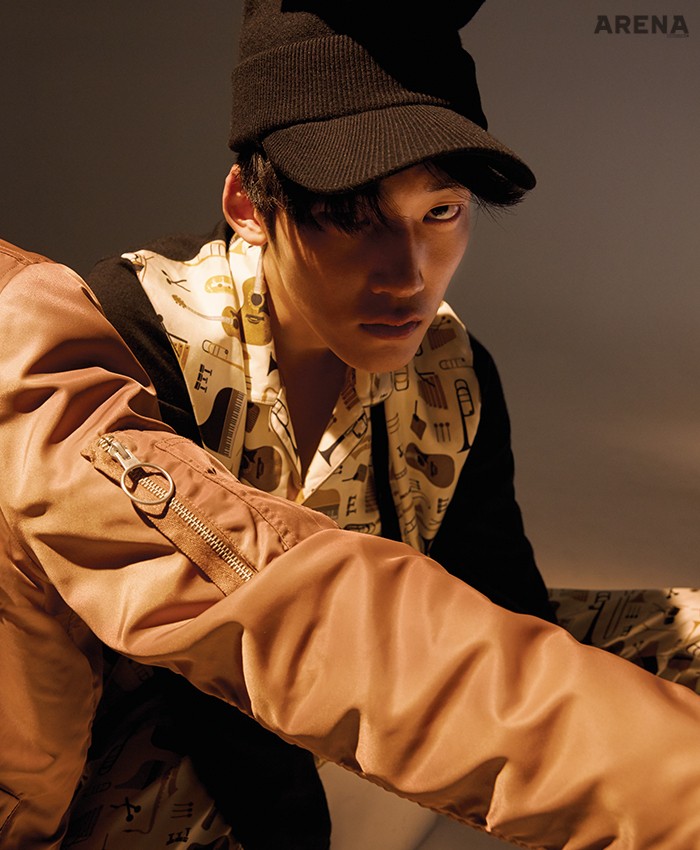 (왼쪽부터) 연분홍색 보머 재킷 50만원 올세인츠 제품. 실크 소재 카디건·실크 소재 파자마 셔츠·실크 소재 파자마 팬츠 모두 가격미정 돌체&amp;가바나, 갈색 태슬 슈즈 가격미정 드리스 반 노튼, 폼폼 장식의 검은색 니트 캡 가격미정 디올 옴므 제품. 