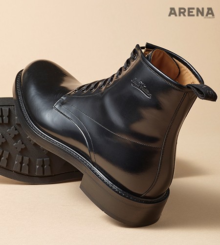 매끈한 송아지 가죽 위로 간결한 로고 음각을 넣은 앵클부츠 1백20만원대 루이 비통 제품. 