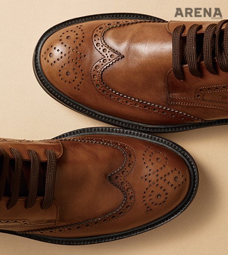 우아한 패턴의 브로그 펀칭으로 장식한 커피색 부츠 1백20만원대 토즈 제품. 