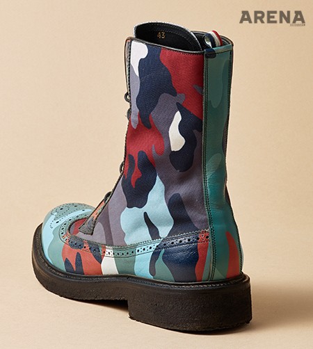 높다란 높이에 카무플라주 패턴을 더한 밀리터리 부츠 가격미정 몽클레르 감므 블루 제품. 