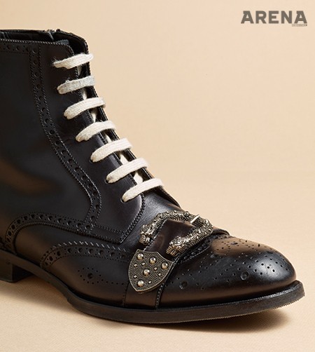 장식적인 버클 디테일과 브로그 패턴이 화려한 밀리터리 부츠 1백80만원 구찌 제품. 