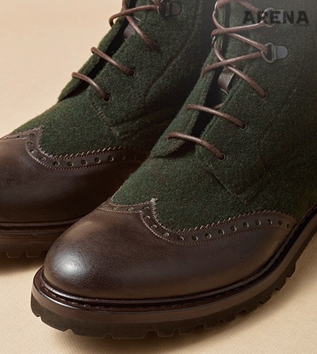 규칙적인 보풀로 뒤덮인 풀색 모직과 진밤색 가죽 소재를 조합한 밀리터리 부츠 76만4천원 아.테스토니 제품. 