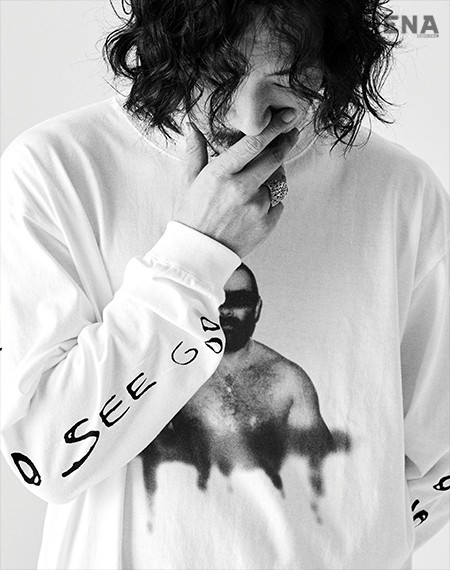 타이거 JK가 입은 그래픽 프린트 톱은 섭-에이지 by 헨즈 제품.