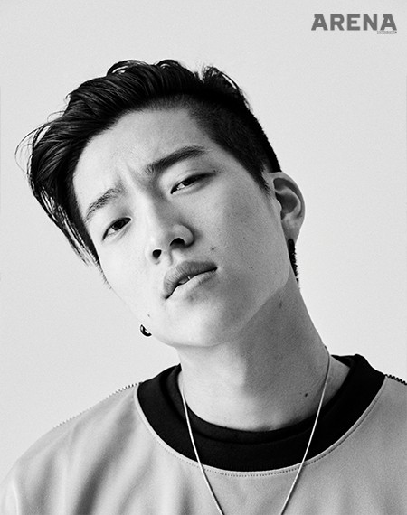 주노 플로가 입은 축구 유니폼 톱은 퍼즈 by 헨즈 제품. 