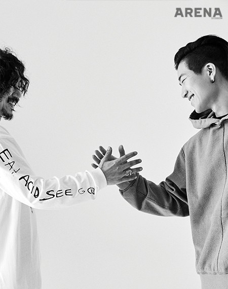 타이거 JK가 입은 그래픽 프린트 톱은 섭-에이지 by 헨즈 제품. 
주노 플로가 입은 민트 컬러 후디는 오픈오드 by 헨즈  품.