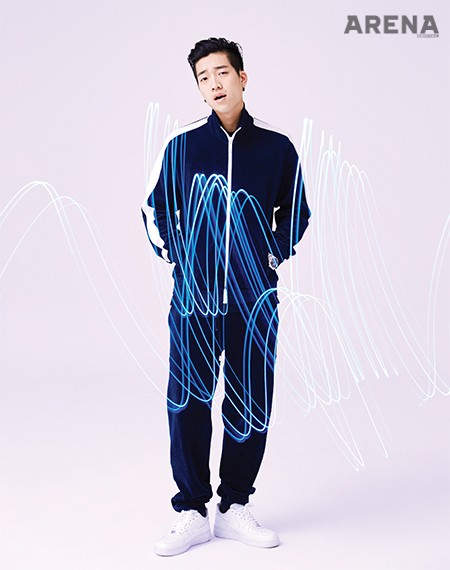 주노 플로가 입은 벨벳 트레이닝복은 커스텀멜로우, 운동화는 나이키 스포츠웨어 제품. 