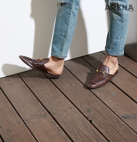 빈티지 워싱 데님 팬츠 91만원 생 로랑, 뒤축이 잘린 뮬 82만원 구찌 제품. 