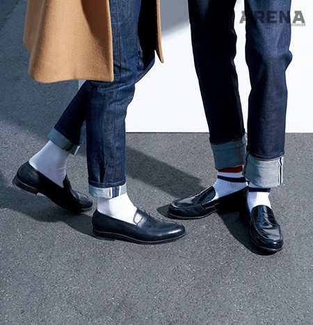 (왼쪽부터) 캐멀색 코트 34만9천만원 문수권세컨, 일자형 셀비지 데님 팬츠 6만8천원 에잇세컨즈, 블랙 카프 소재 페니 로퍼 42만8천원 로크, 양말 에디터 소장품. 스트레치 소재가 가미된 셀비지 데님 팬츠 5만9천9백원 유니클로, 광택 있는 부드러운 소가죽 소재 페니 로퍼 25만원 락포트, 양말 13만원 구찌 제품.