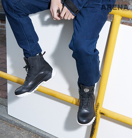 벨크로 장식을 더한 데님 점프수트 1백31만원·흰색 아웃솔 워커 67만원 모두 스톤 아일랜드 제품. 