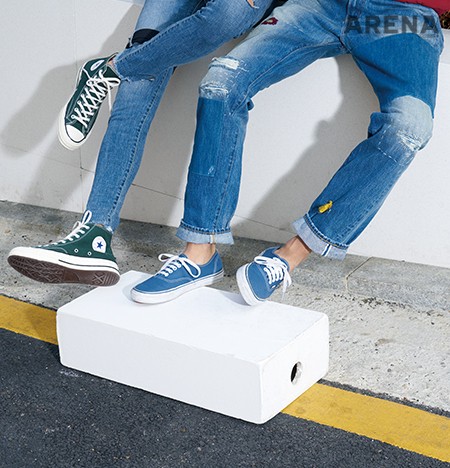 (왼쪽부터) 벨트 장식의 스키니 데님 팬츠 9만9천원 르블랑 서울, 녹색 하이톱 스니커즈 9만9천원 컨버스 제품. 아플리케 장식의 데님 팬츠 40만원 리바이스, 캐주얼한 파란색 스니커즈 5만4천원 반스 제품. 