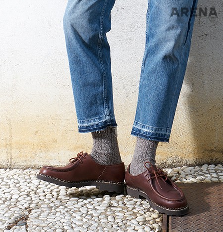 밑단을 커팅한 데님 팬츠 8만9천원 자라, 송아지 가죽 로퍼 52만9천원 파라부트 by 유니페어, 양말 에디터 소장품.